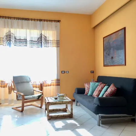 La Casa Colorata Ten Minutes To Colosseum Apartment