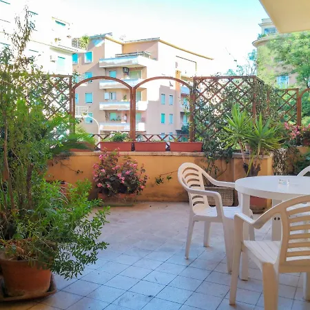 La Casa Colorata Ten Minutes To Colosseum Apartment